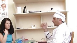 完美的身材少女在牛仔姿势中骑着大鸡巴